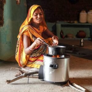 Clean cooking stove reducing fuel use and indoor smoke